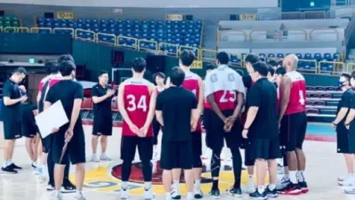 첫 연습경기 치른 LG 조성원 감독 선수 활용법에 대해서 고민하다