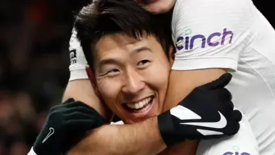 손흥민의 맹활약 속에서 두 손 번쩍 콘테 리액션을 짓다