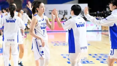 여자 프로 농구 우리 은행 4년 만에 챔피언 결정전 진출!!