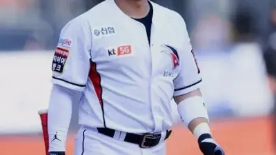 KT 위즈 캡틴 황재균 수비 중 왼손 부상 검진 예정
