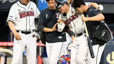 두산 베어스 4번 타자 오른쪽 무릎 부상 경기 중 교체