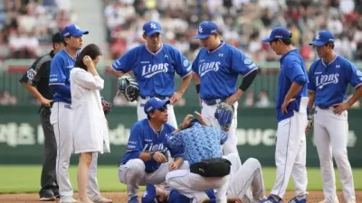 삼성 내야수 이재현, 투혼의 호수비 뒤 왼쪽 어깨 부상…