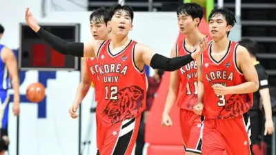일본에서의 대표팀 훈련 중, 문정현이 고려대 정기전 승리를 기뻐하며 응원