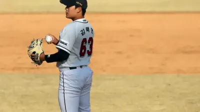 두산의 신예 김택연, 프로 데뷔 전에서의 흔들림