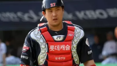 김태형 감독의 이례적 제스처…“왜 거기서?” 유강남 볼배합에 불만 폭발