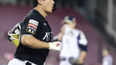KT 황재균, 2621일 만의 만루홈런…팀도 연패 탈출