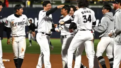 KT, LG와 연장 혈투 끝 1위 수성…강민성 데뷔 첫 끝내기 안타