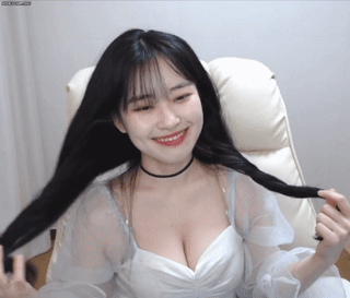 솔찌키 얼굴은 아닌데 가슴 때문에 보고 또 보고