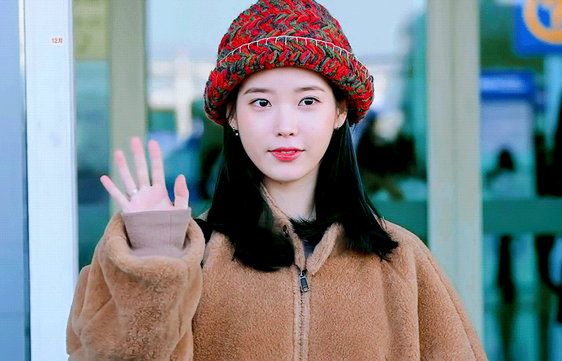 공항 앞 기자들에게 인사 해주는 아이유
