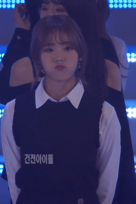 팬에게 손 흔들어주는 루다 심쿵