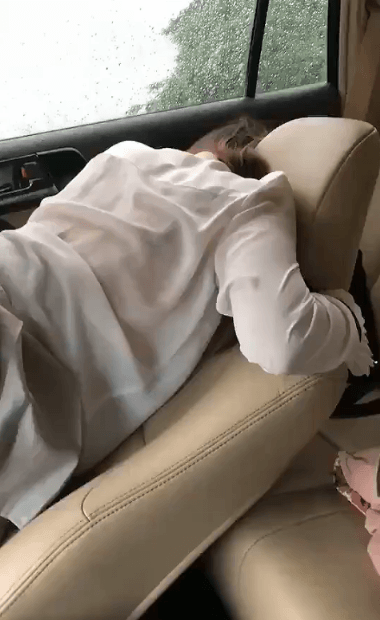 차에 떨어진 핸드폰 찾고있는 그녀