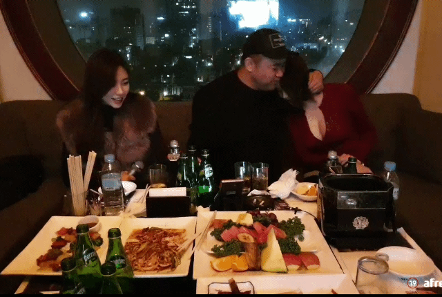 또 여자한테 빠진 지코