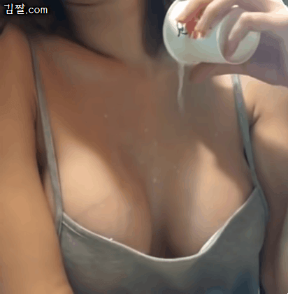 가슴에 우유 채우는 누나