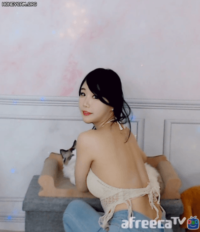 에디린 등 시원한 노출