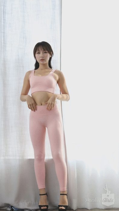 몸에 딱 달라붙는 레깅스를 입은 지은