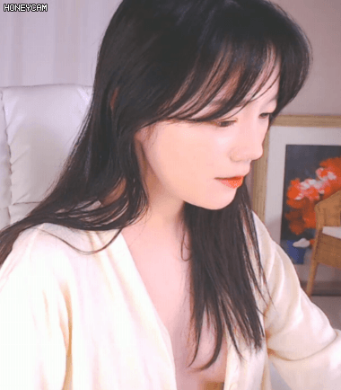살짝 가슴 노출하는 꿀 피부 bj서연