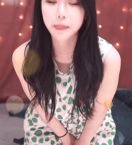 귀엽게 바라보는 에디린