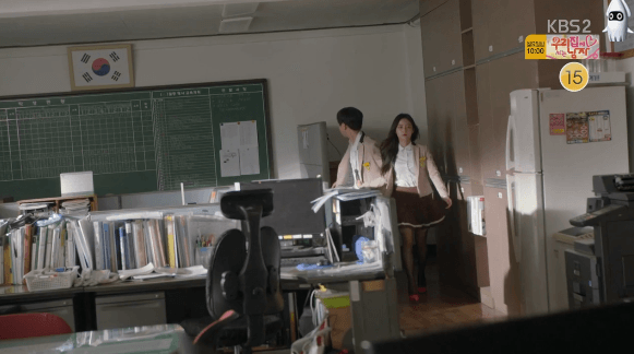 교무실에서 은밀하게 대쉬하는 여학생