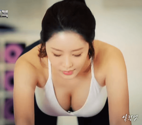 요가 강사녀들의 노골적인 가슴골 노출