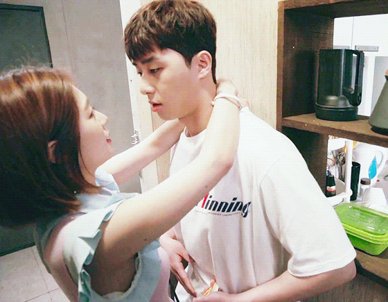 여배우의 기습 키스 선빵