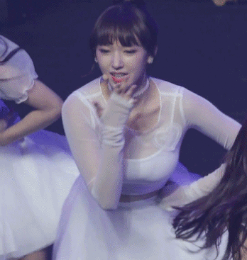 성소의 E 컵 시절 포스