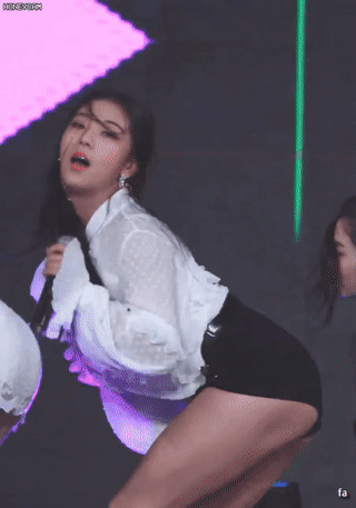 노골적으로 엉밑살 드러내는 여 아이돌