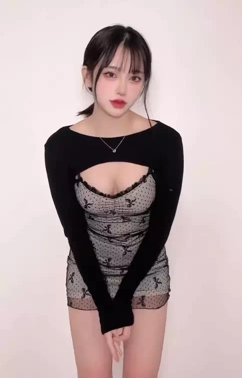 의도적인 가슴골 노출 댄스