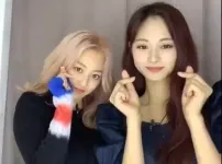 지효 정연 틱톡 셀카